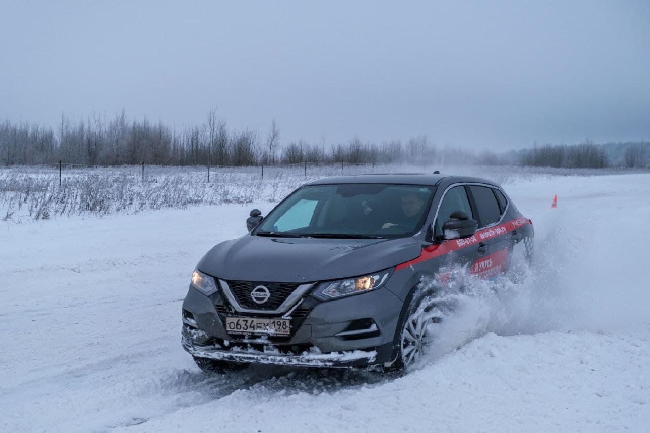 Учебный автомобиль Nissan по снегу — категория В